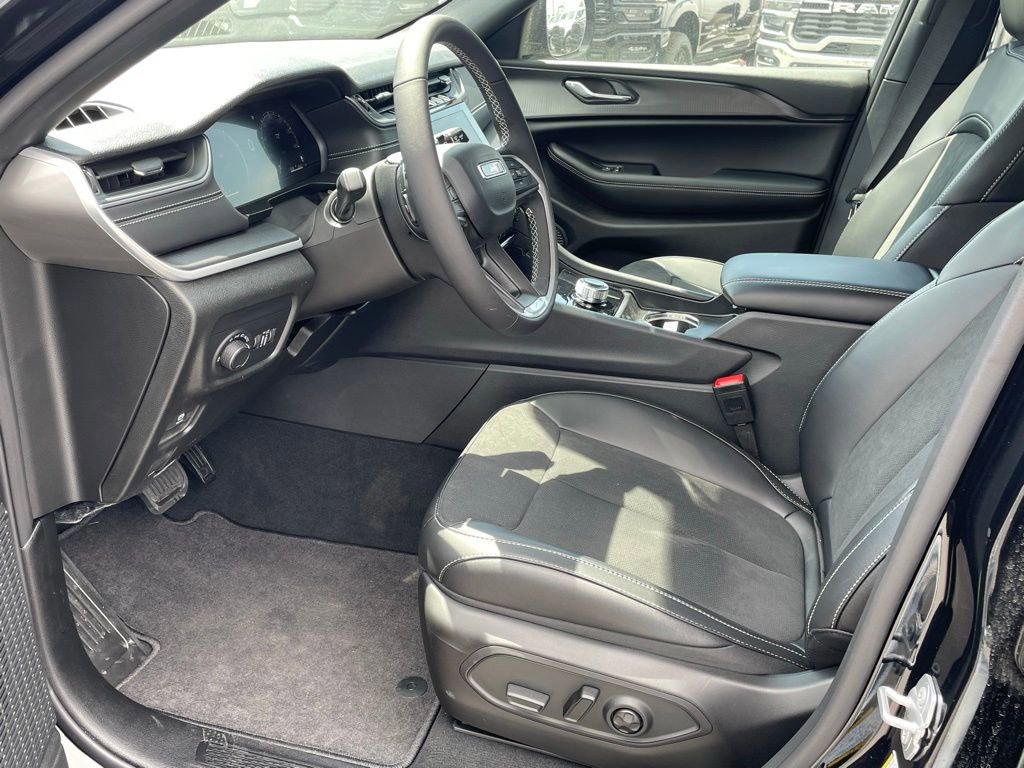 New 2025 Jeep Grand Cherokee Altitude image 19