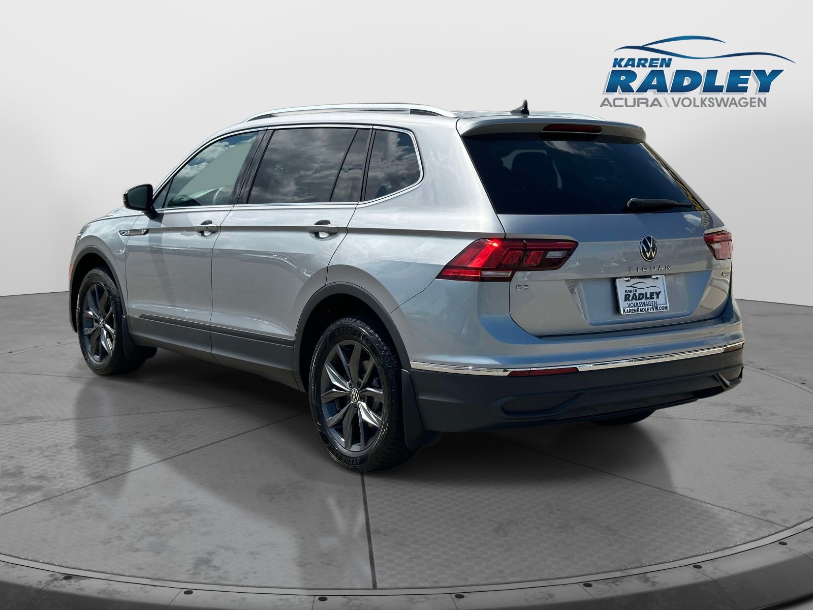 Certified 2023 Volkswagen Tiguan SE w/ Panoramic Sunroof Package AWD/4WD image 4