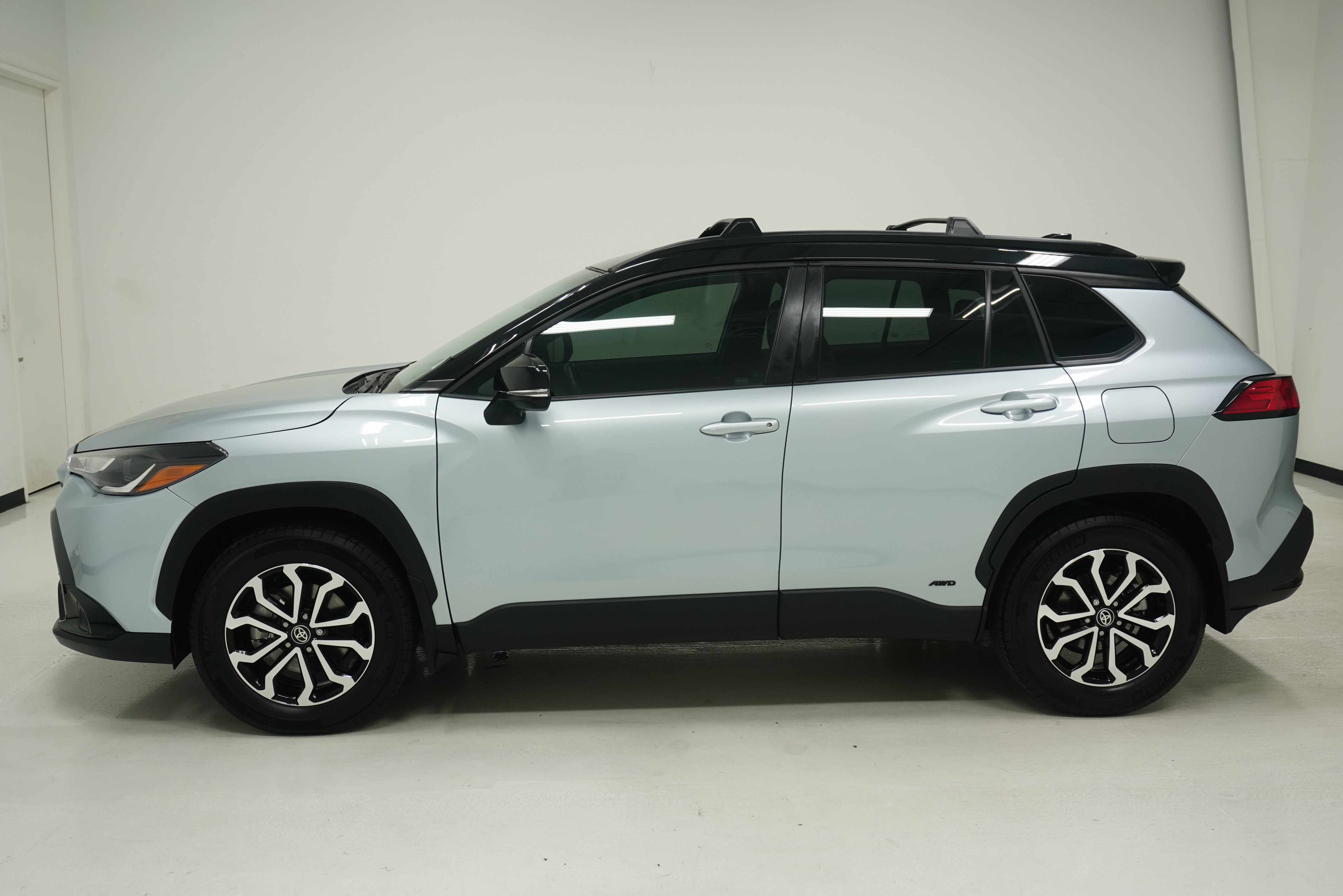 Used 2023 Toyota Corolla Cross AWD Hybrid w/ Moonroof Package image 7