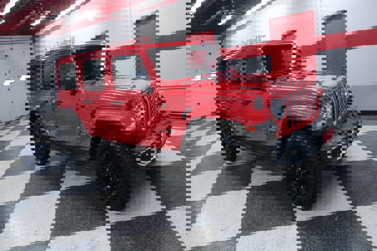 Used 2018 Jeep Wrangler Unlimited Sahara w/ Cold Weather Group image 31