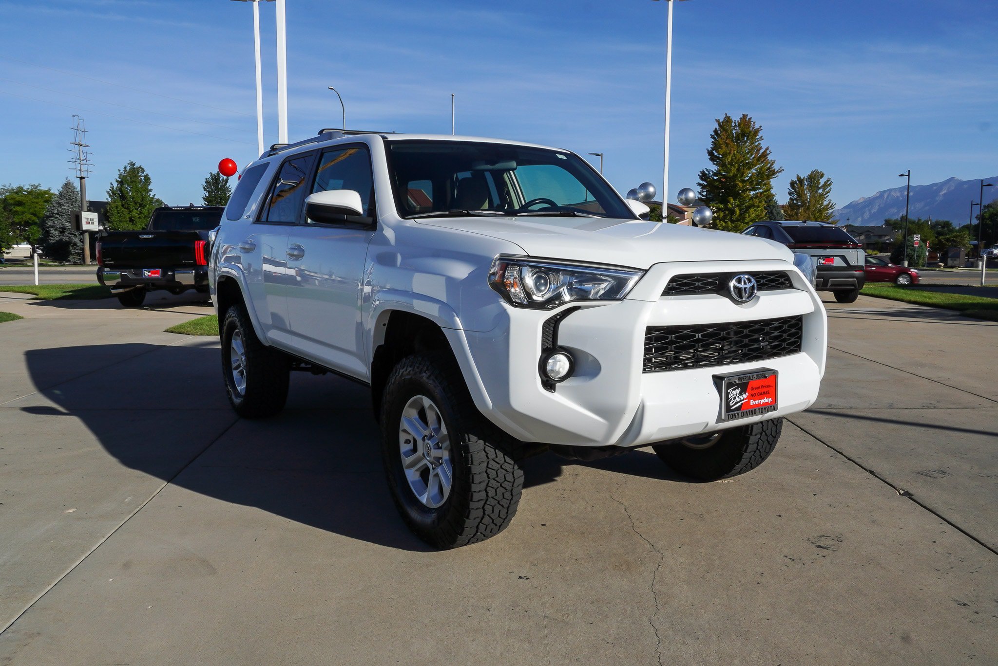 Used 2018 Toyota 4Runner SR5 AWD/4WD image 2