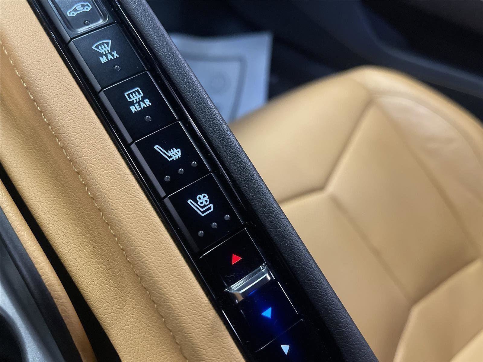 Used 2023 Chevrolet Corvette Stingray Preferred Conv w/ Chrome Exterior Badge Package image 17