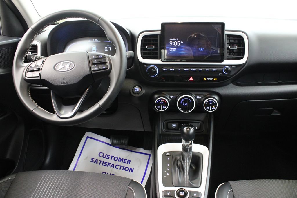 Used 2025 Hyundai Venue Limited FWD image 9