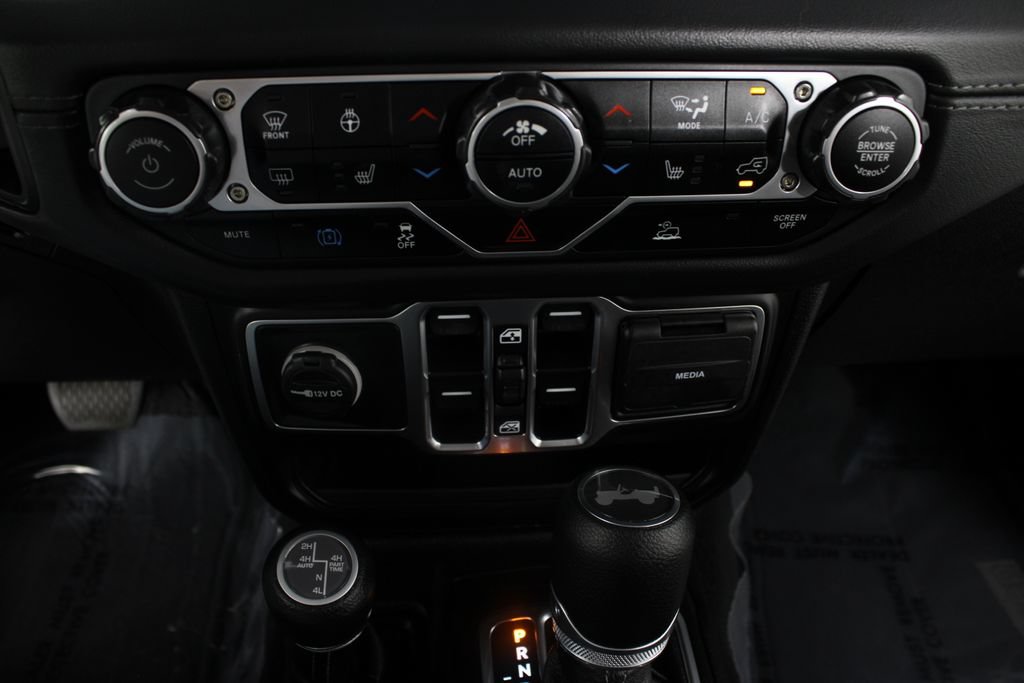 Used 2025 Jeep Wrangler Unlimited Sahara AWD/4WD image 6