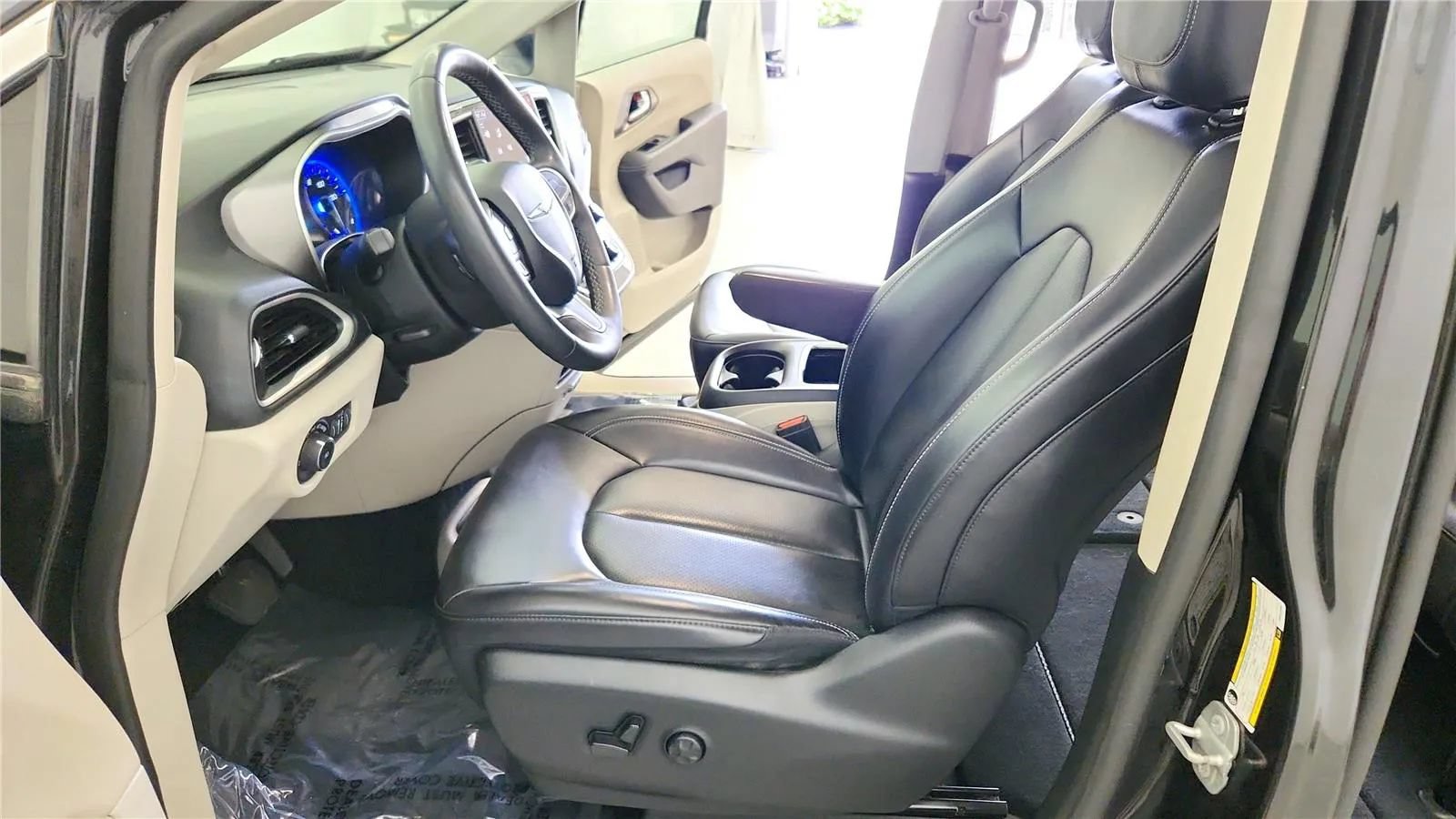 Used 2023 Chrysler Pacifica Touring-L FWD image 24