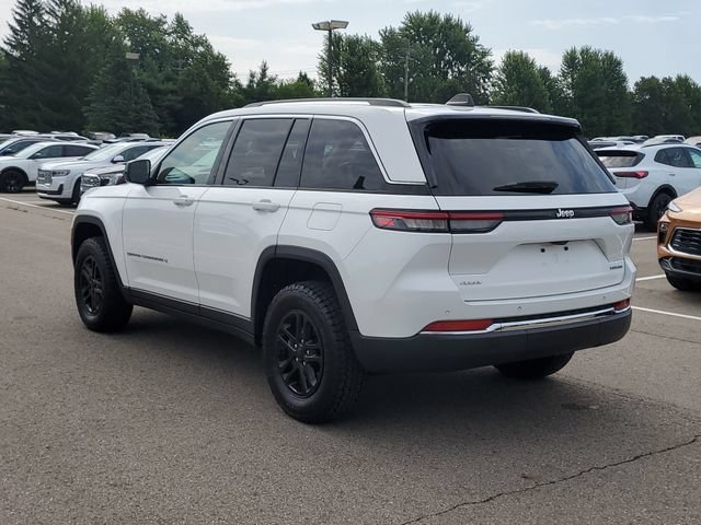 Used 2023 Jeep Grand Cherokee Laredo AWD/4WD image 4
