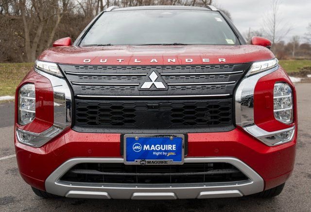 Used 2023 Mitsubishi Outlander AWD image 3