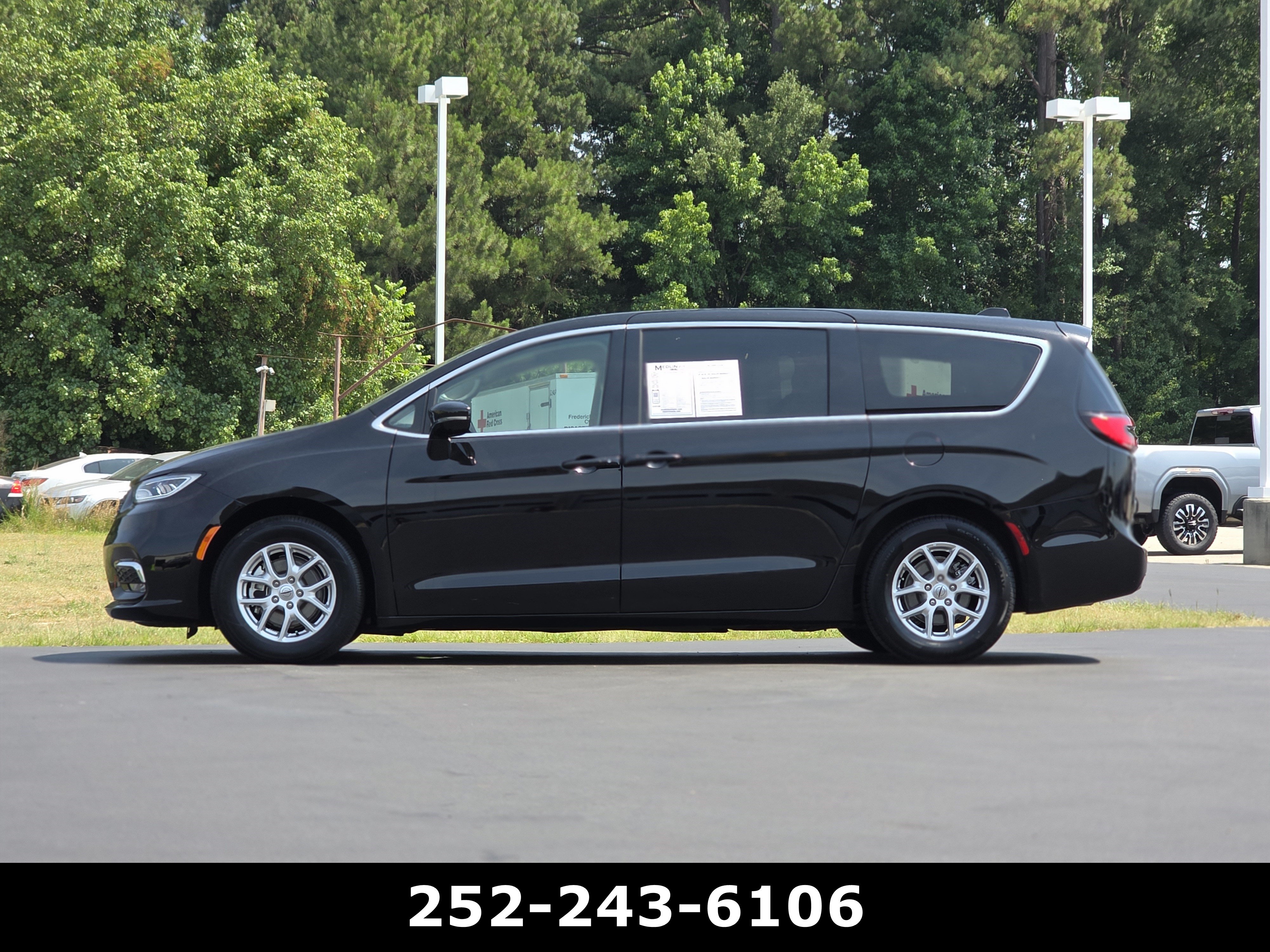 Used 2024 Chrysler Pacifica Touring-L FWD image 4