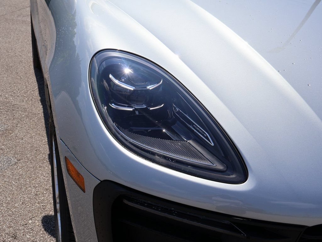 Certified 2025 Porsche Macan AWD/4WD image 14