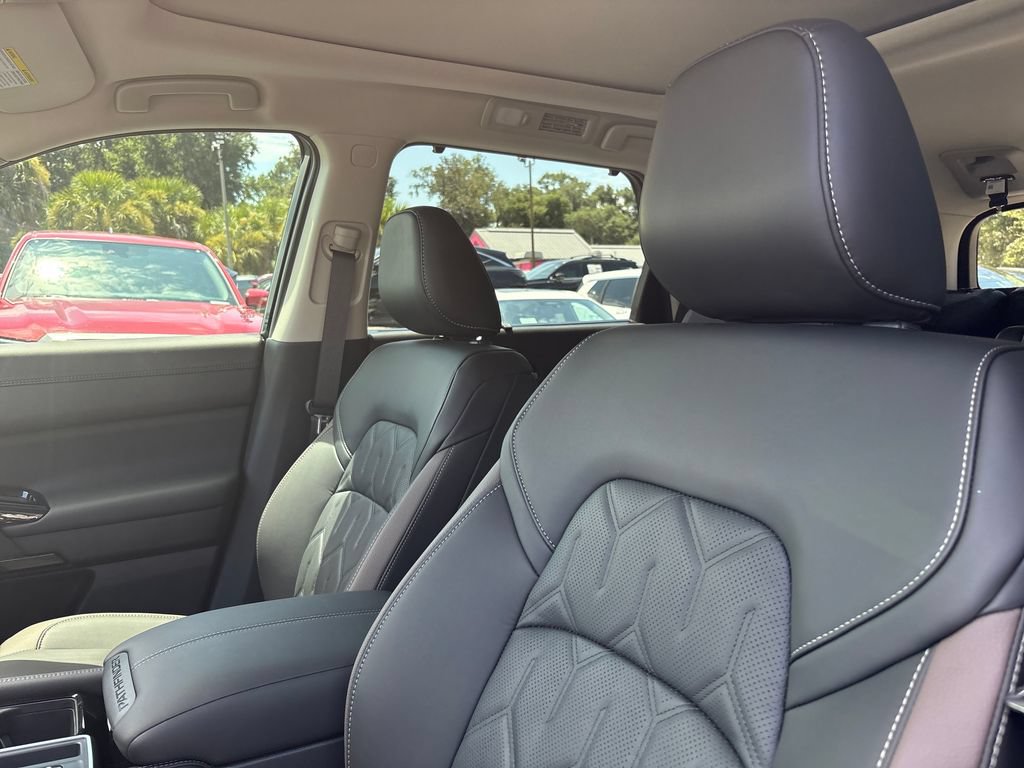 New 2026 Nissan Pathfinder Platinum FWD image 4