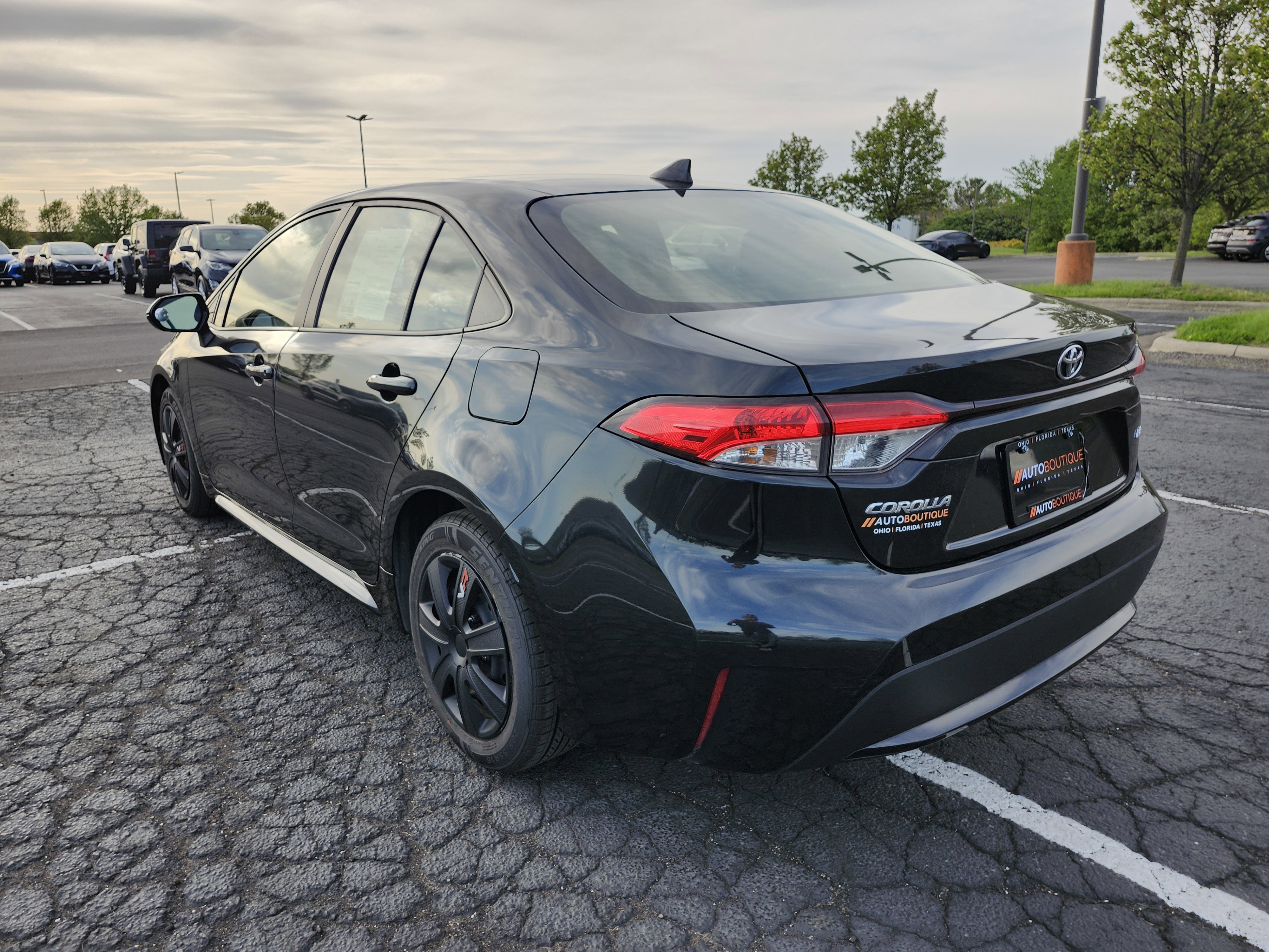 Used 2020 Toyota Corolla LE FWD image 12