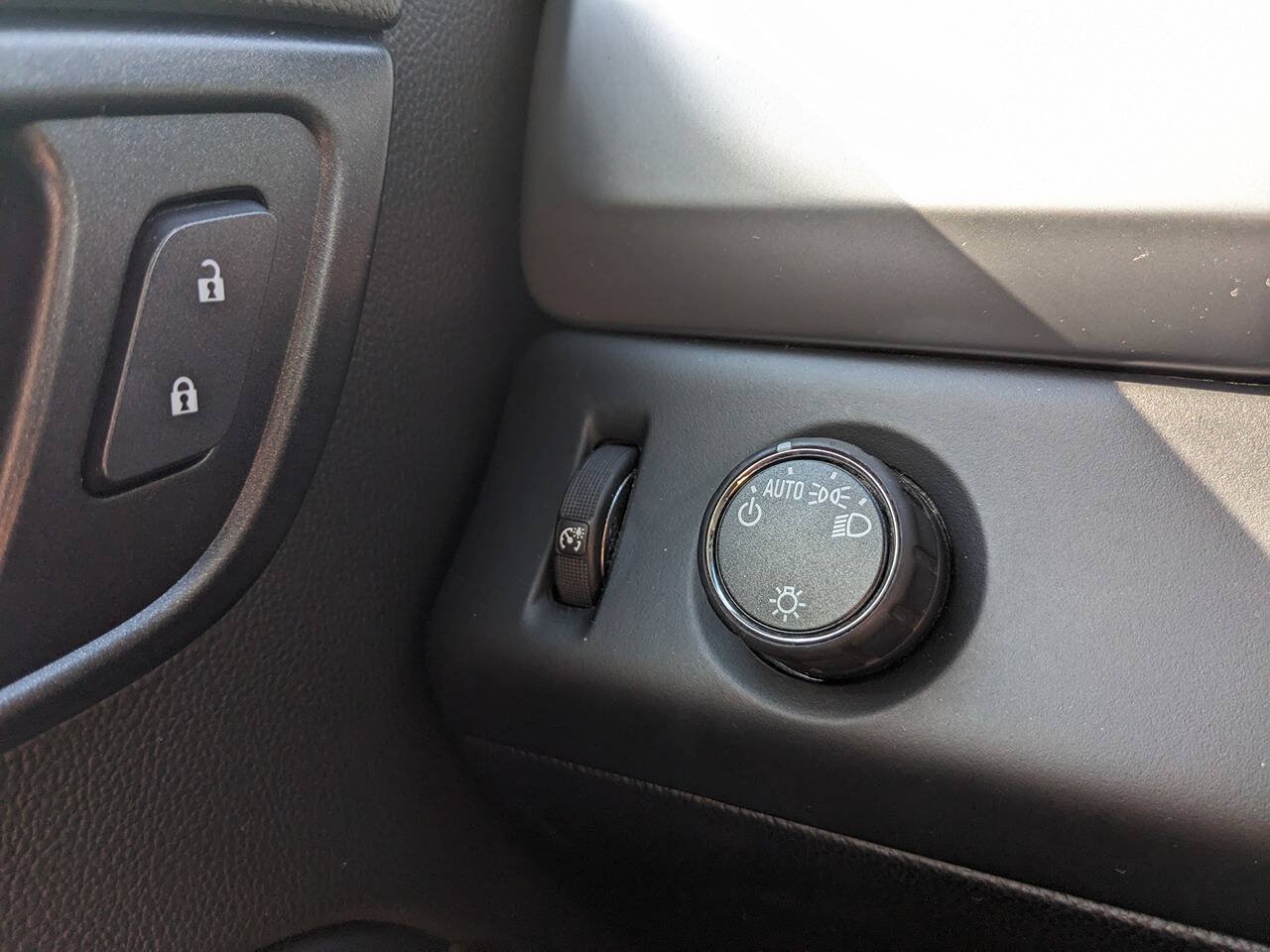 Used 2015 Chevrolet Suburban LT RWD image 33