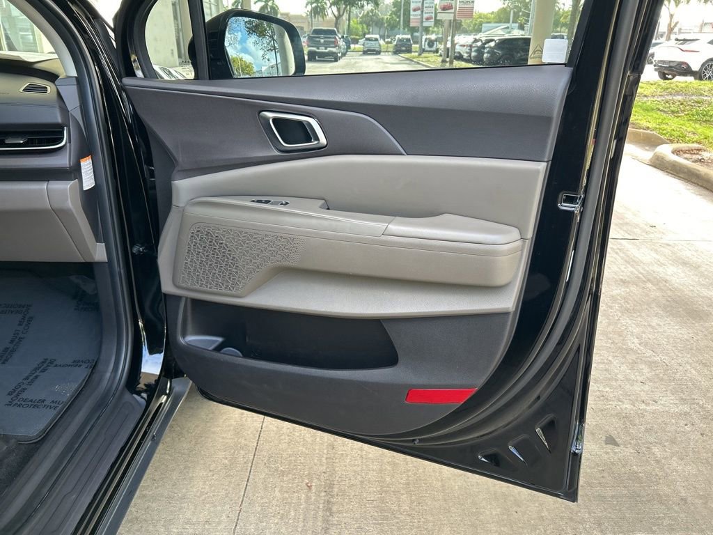 Used 2025 Kia Carnival EX image 31