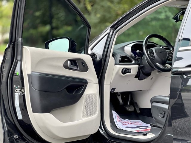 Used 2021 Chrysler Pacifica Touring-L image 13