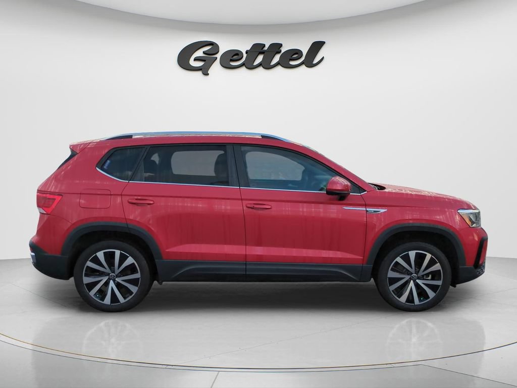 Used 2023 Volkswagen Taos SE w/ Panoramic Sunroof Package FWD image 4
