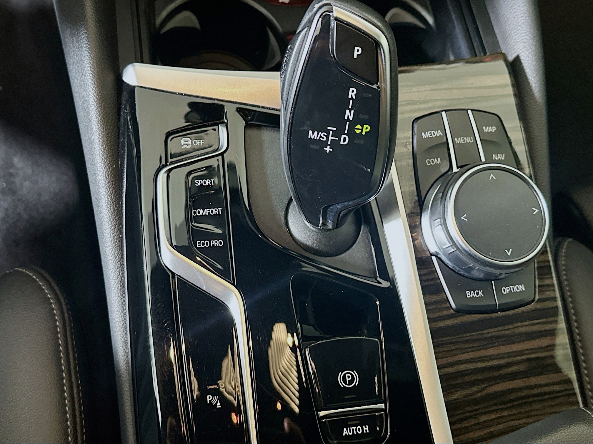 Used 2023 BMW 530i w/ Premium Package image 25