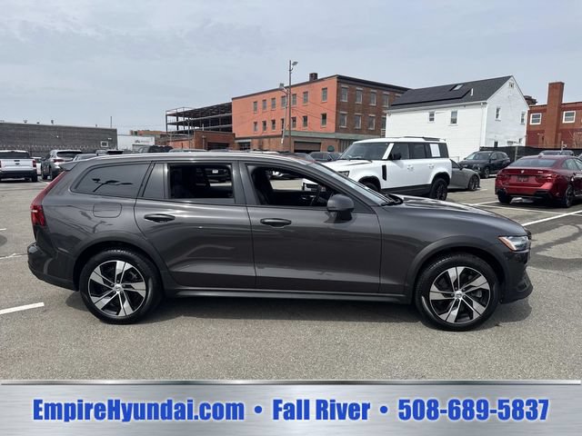 Used 2025 Volvo V60 B5 Cross Country Plus AWD/4WD image 3