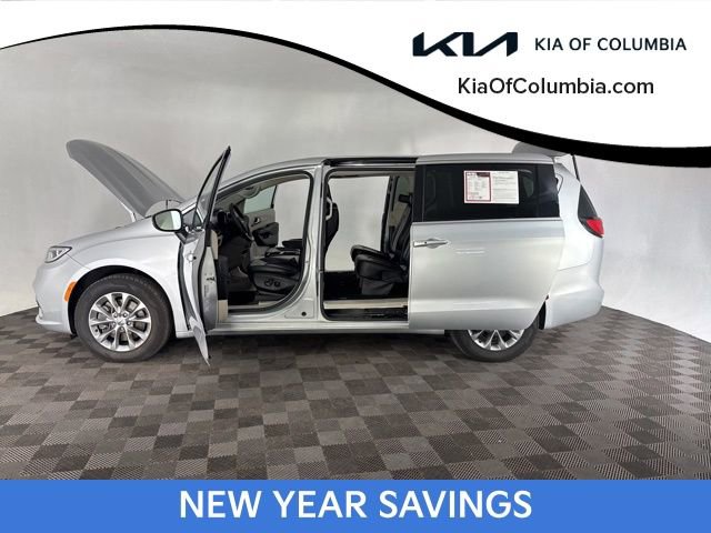 Used 2023 Chrysler Pacifica Touring-L image 9