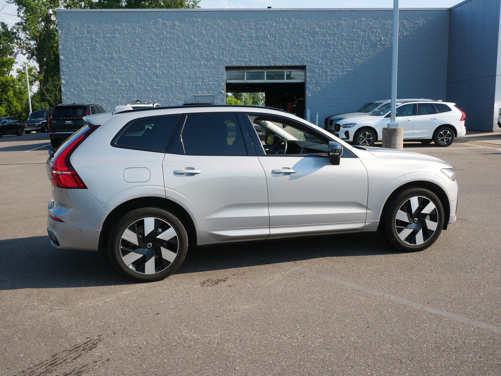 Certified 2024 Volvo XC60 T8 Plus w/ Climate Package AWD/4WD image 7