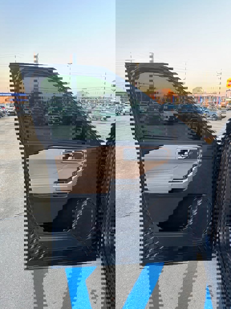 Used 2023 Ford Explorer XLT w/ Equipment Group 202A image 7