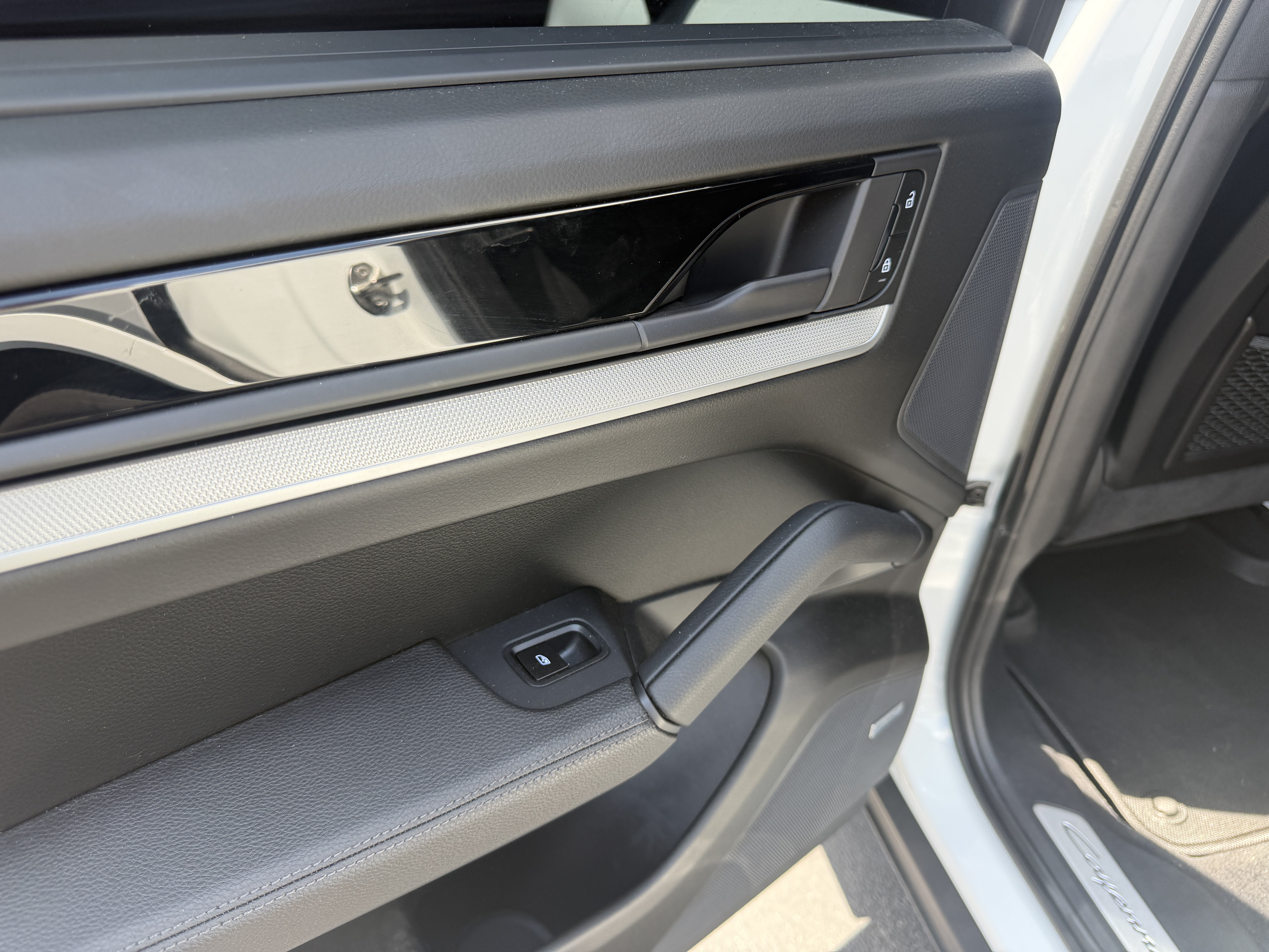 Certified 2024 Porsche Cayenne AWD/4WD image 16