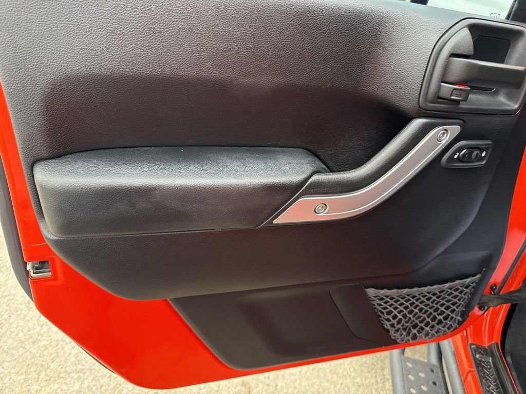 Used 2015 Jeep Wrangler Unlimited Sahara w/ Max Tow Package image 11