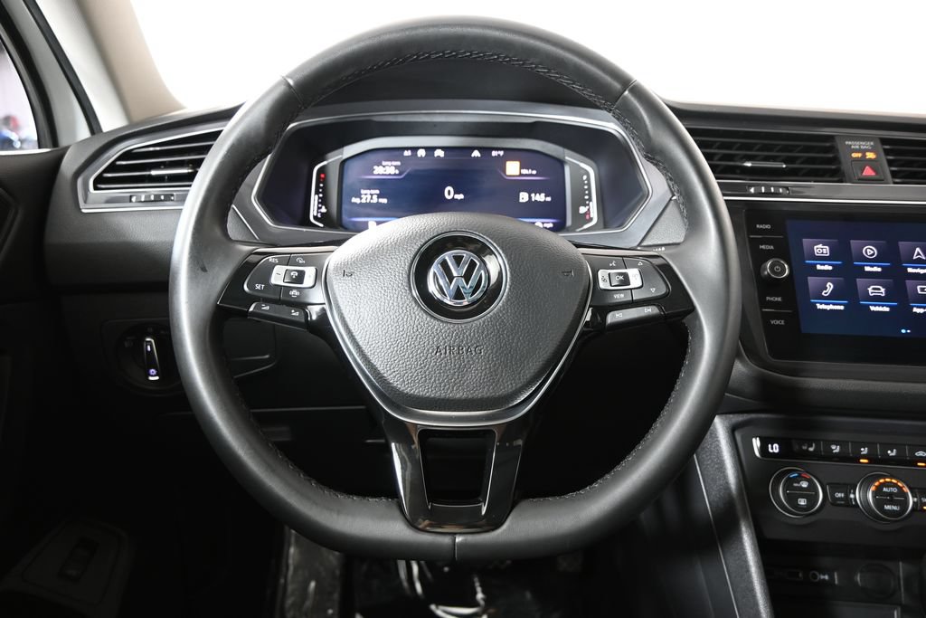 Used 2020 Volkswagen Tiguan SEL AWD/4WD image 32