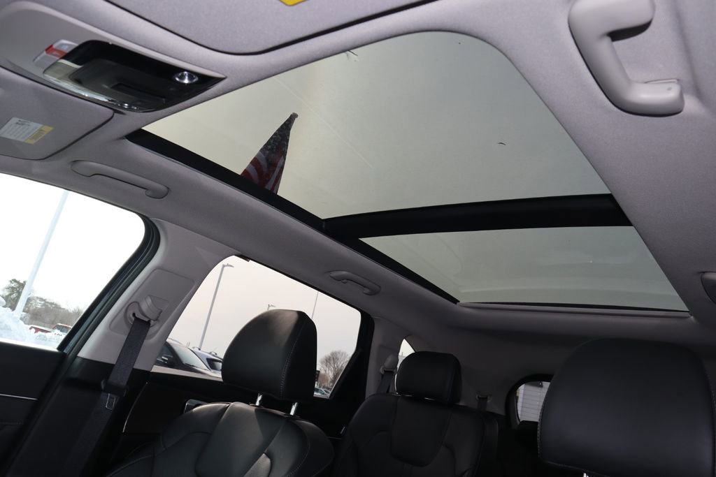 Used 2025 Kia Sorento SX image 18