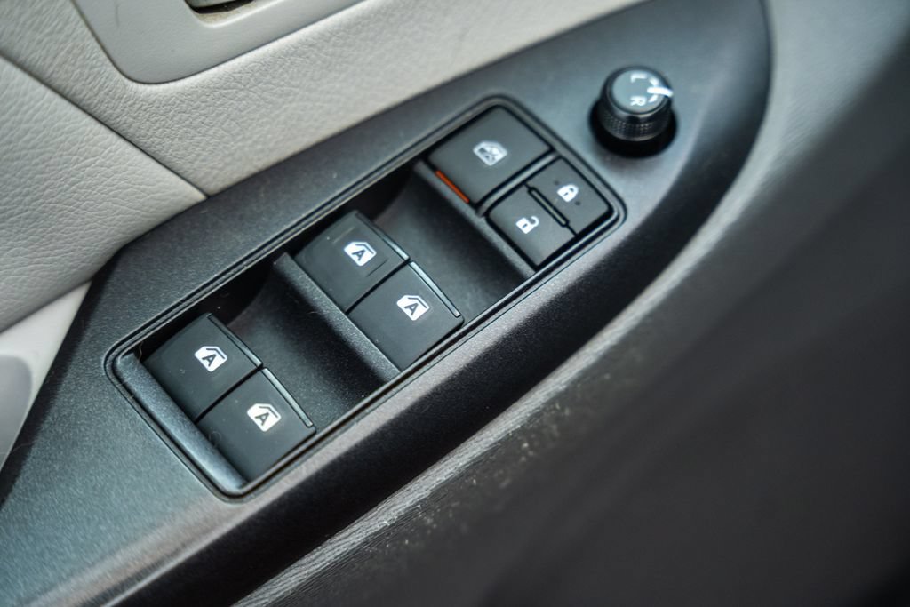Used 2020 Toyota Sienna LE w/ LE Preferred Package FWD image 40