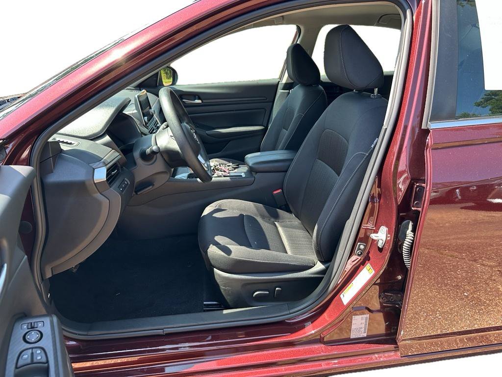 Used 2025 Nissan Altima 2.5 SV FWD image 8