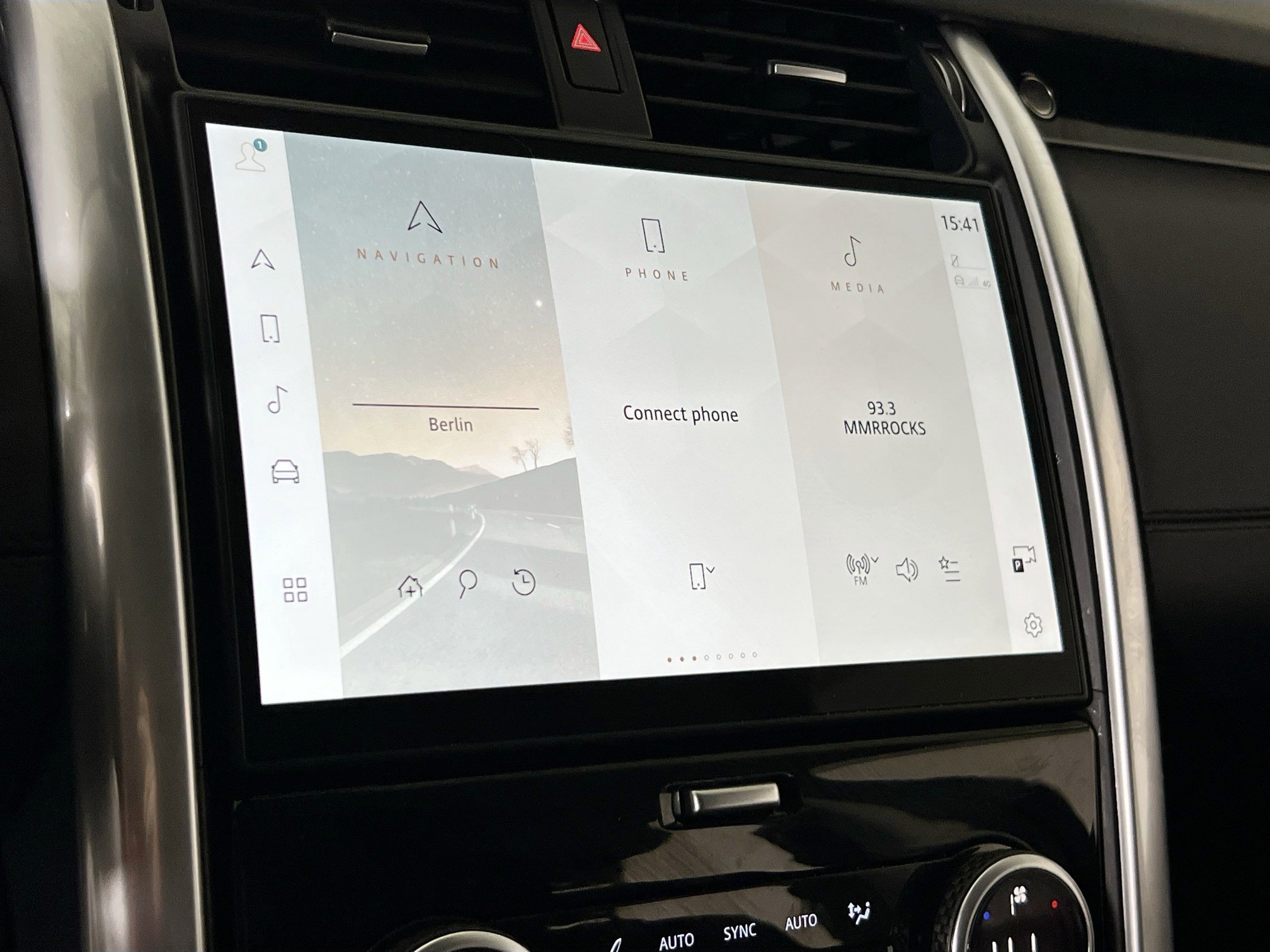 Used 2024 Land Rover Discovery S image 15