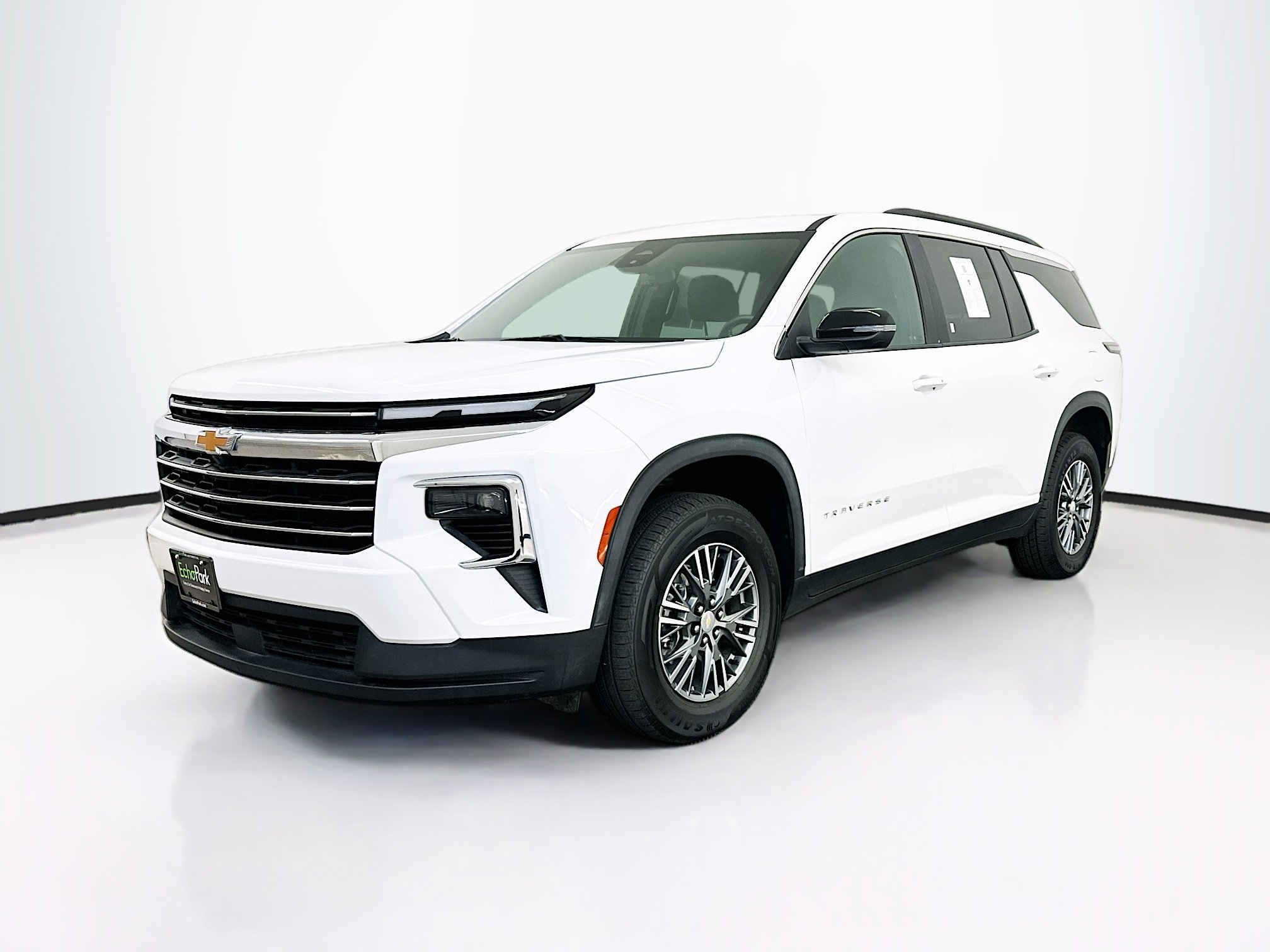 Used 2025 Chevrolet Traverse LT image 3