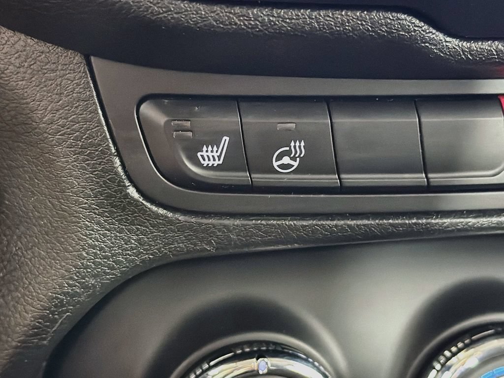 Used 2015 Jeep Renegade Latitude w/ Cold Weather Group II FWD image 18
