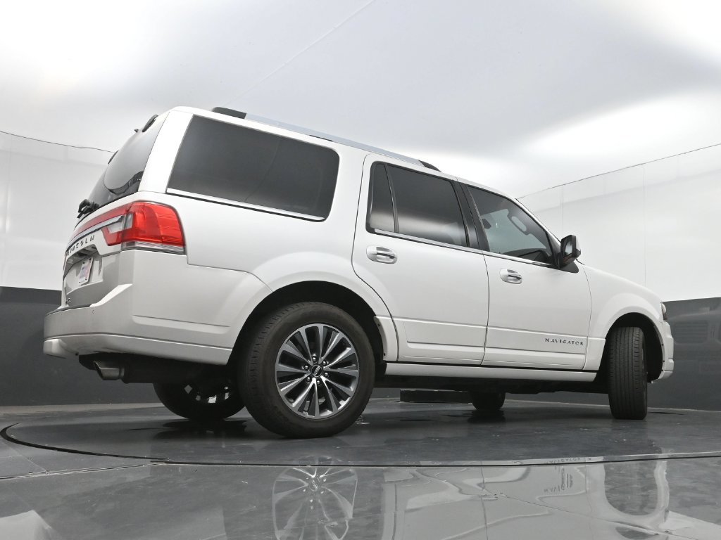 Used 2017 Lincoln Navigator Select RWD image 30