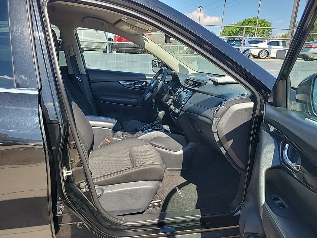 Used 2019 Nissan Rogue SV image 17