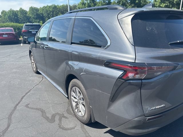 Used 2025 Toyota Sienna XLE AWD/4WD image 8