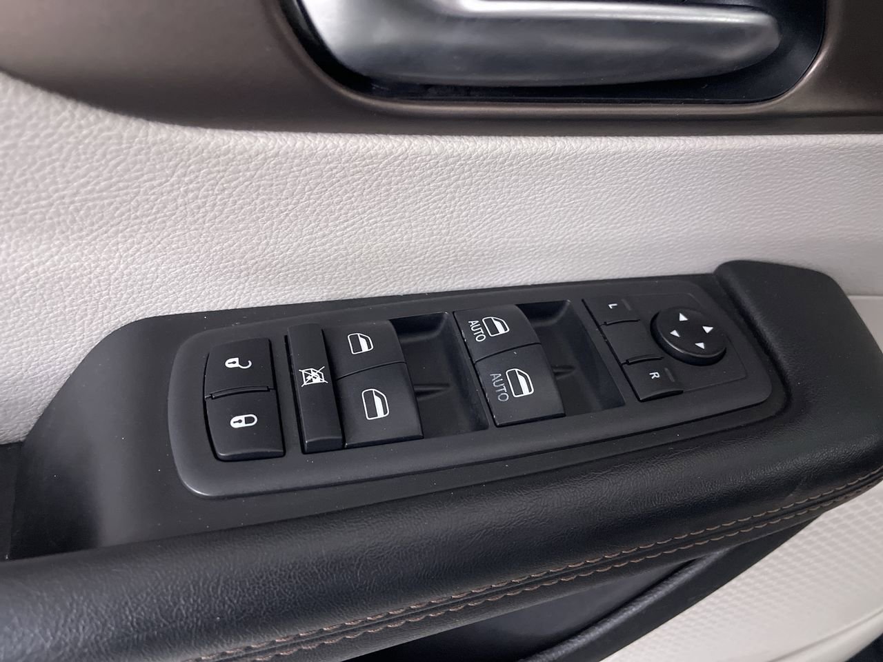 Used 2019 Chrysler Pacifica Touring-L FWD image 11