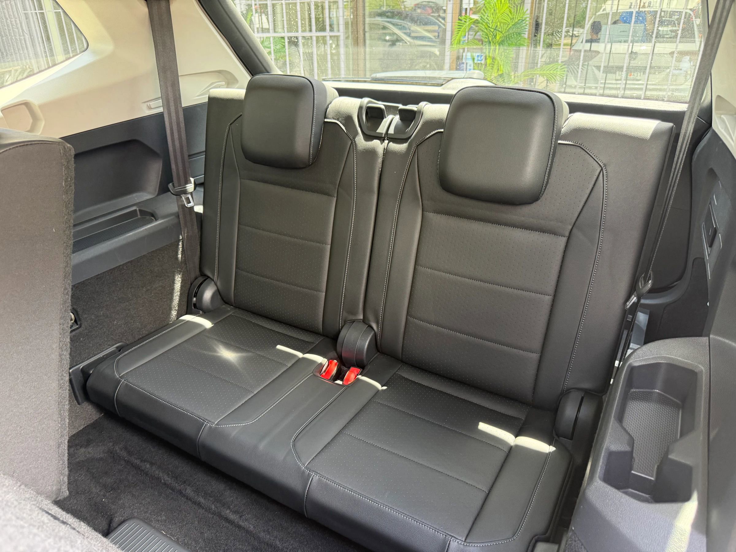 Used 2018 Volkswagen Tiguan SE w/ Panoramic Sunroof Package FWD image 17