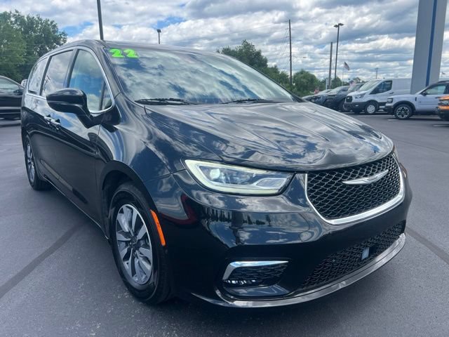 Used 2022 Chrysler Pacifica Touring-L w/ Uconnect Theater Family Group