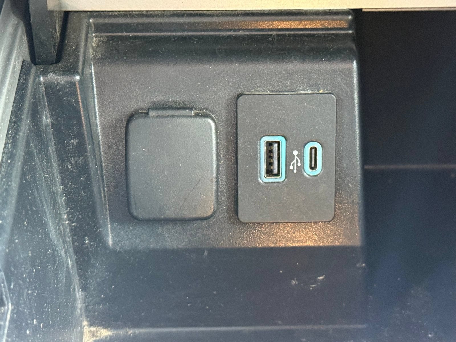 Used 2024 Ford Explorer XLT w/ Equipment Group 202A AWD/4WD image 26