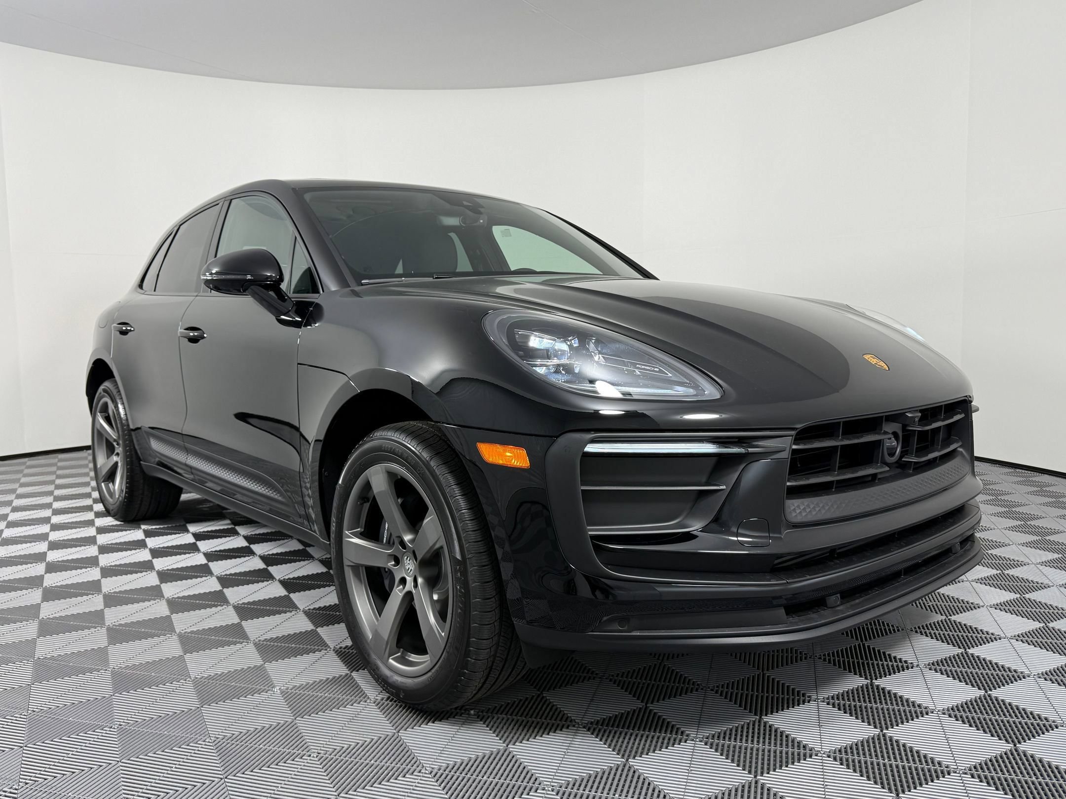 Certified 2026 Porsche Macan AWD/4WD image 7