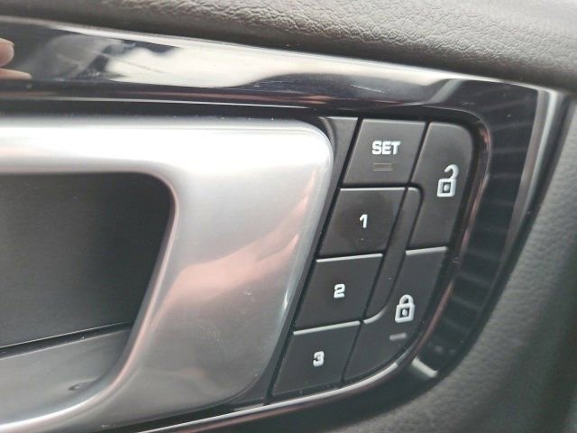 Used 2022 Porsche Cayenne Platinum Edition image 23