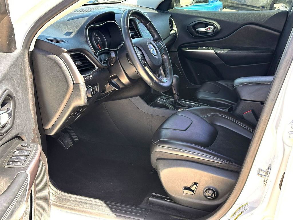 Used 2019 Jeep Cherokee Latitude Plus image 12