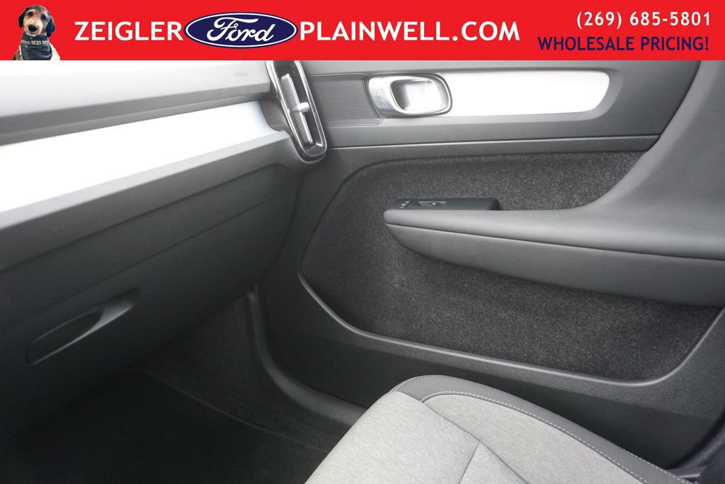 Used 2024 Volvo XC40 B5 Core image 29