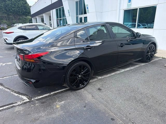Used 2022 Nissan Altima 2.5 SR w/ Midnight Edition Package FWD image 3
