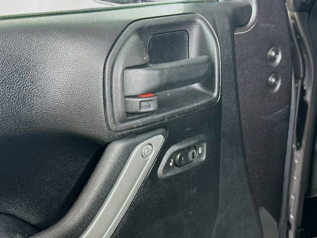 Used 2016 Jeep Wrangler Unlimited Sahara w/ Connectivity Group image 17