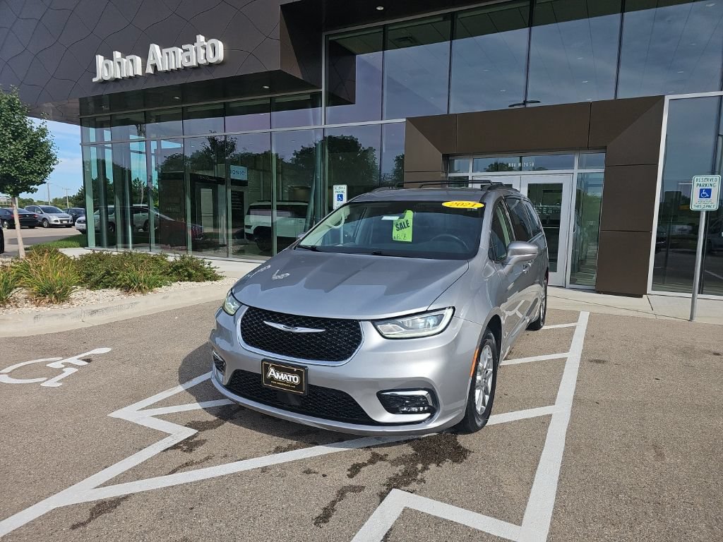 Used 2021 Chrysler Pacifica Touring FWD image 1