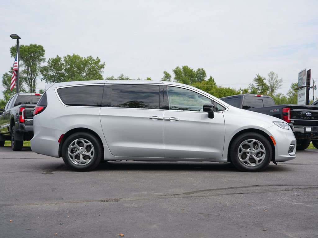 Used 2024 Chrysler Pacifica Limited FWD image 2