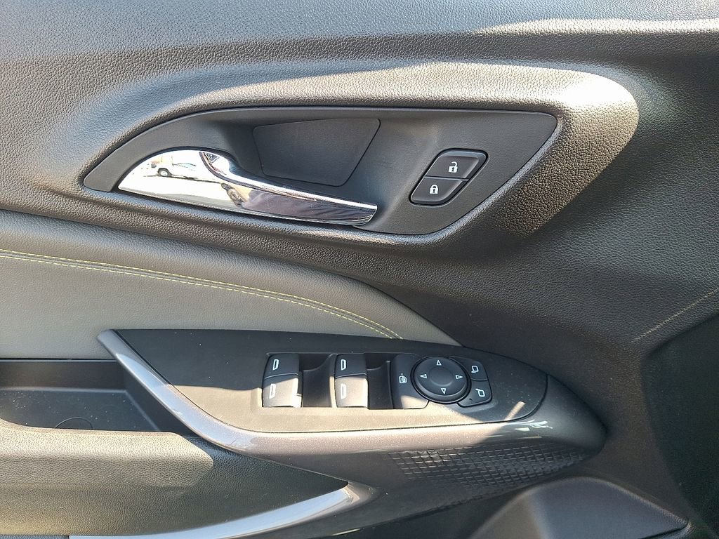 Used 2025 Chevrolet Trax ACTIV w/ Sunroof Package image 12