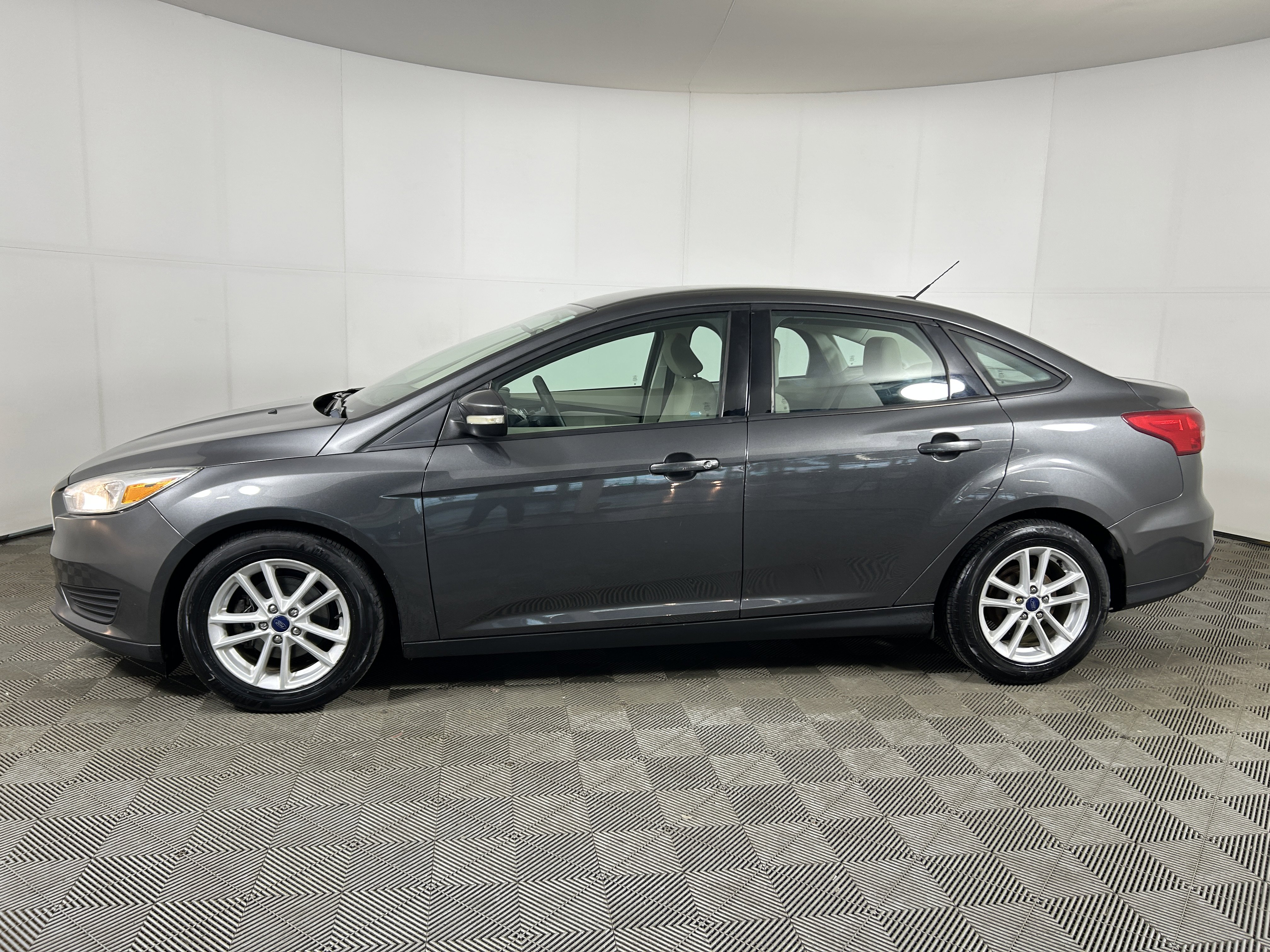 Used 2017 Ford Focus SE FWD image 2